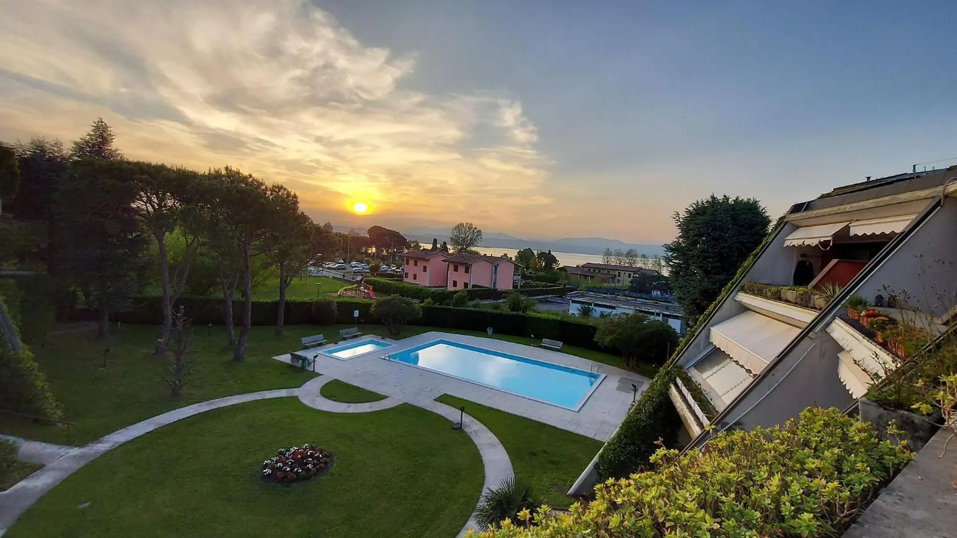 B44 Balcony Apartment Desenzano del Garda
